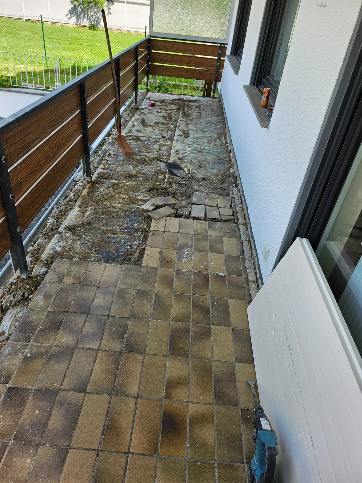 Teilweise zurückgebauter alter Bodenbelag auf dem Balkon