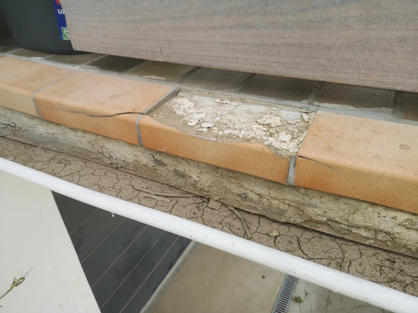 Schadensbild am Bestand: abgeplatzter Beton unter der alten Fliesenkante