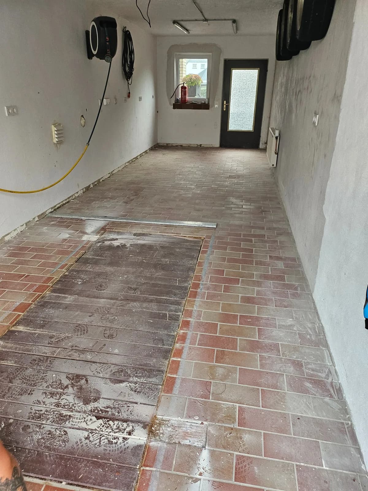 Garage mit altem Ziegelboden vor der Erneuerung