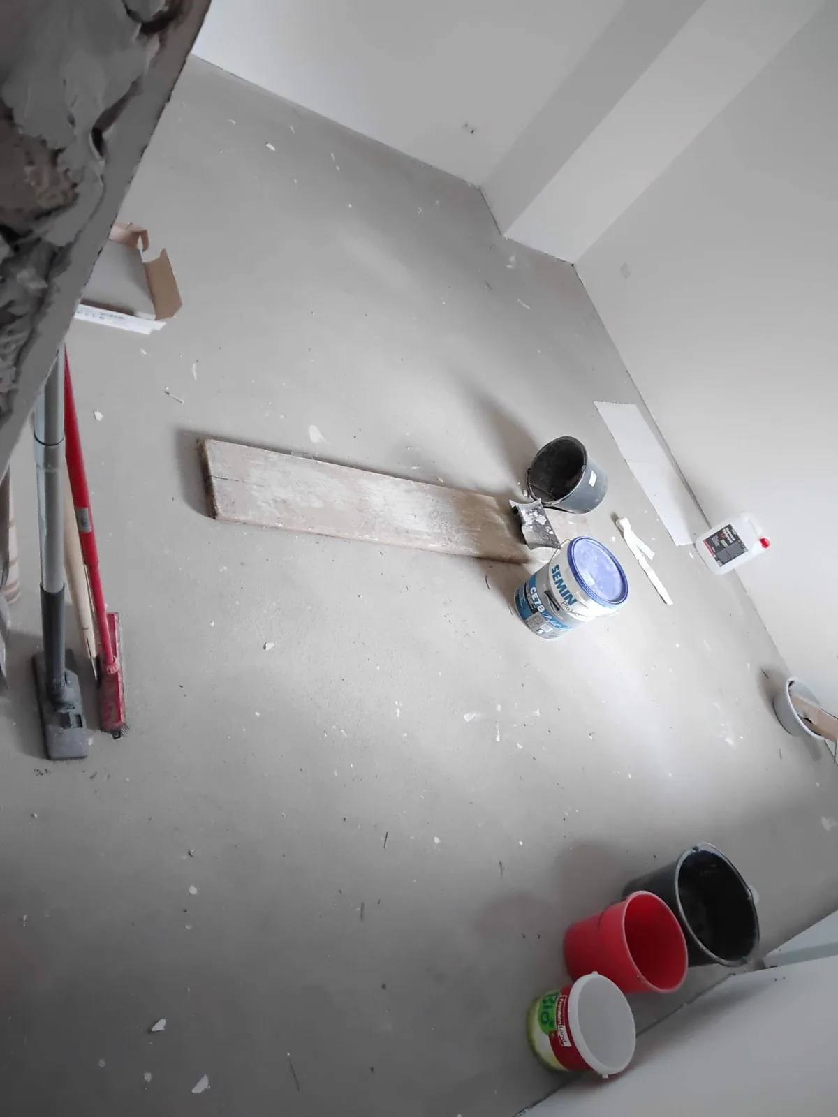 Freier Bodenuntergrund mit Werkzeug und Material während der Ausbauarbeiten
