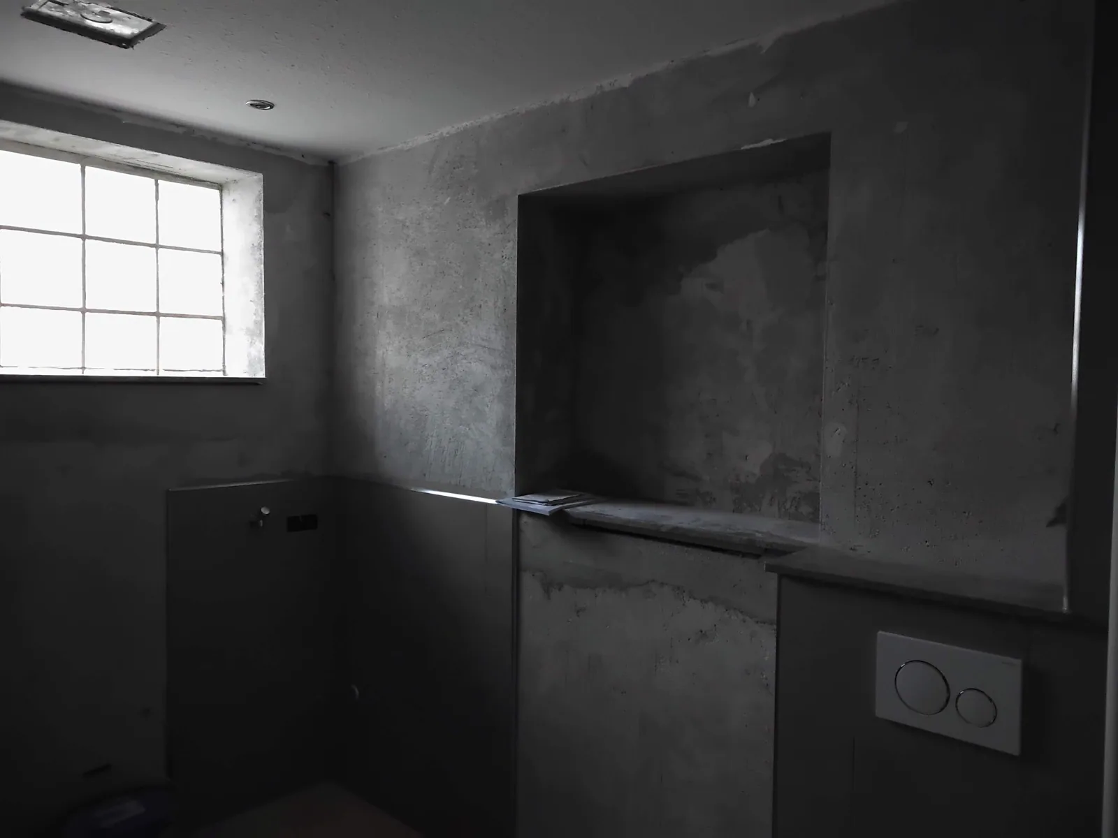 Badezimmer während der Fliesenarbeiten mit vorbereiteter WC-Vorwand