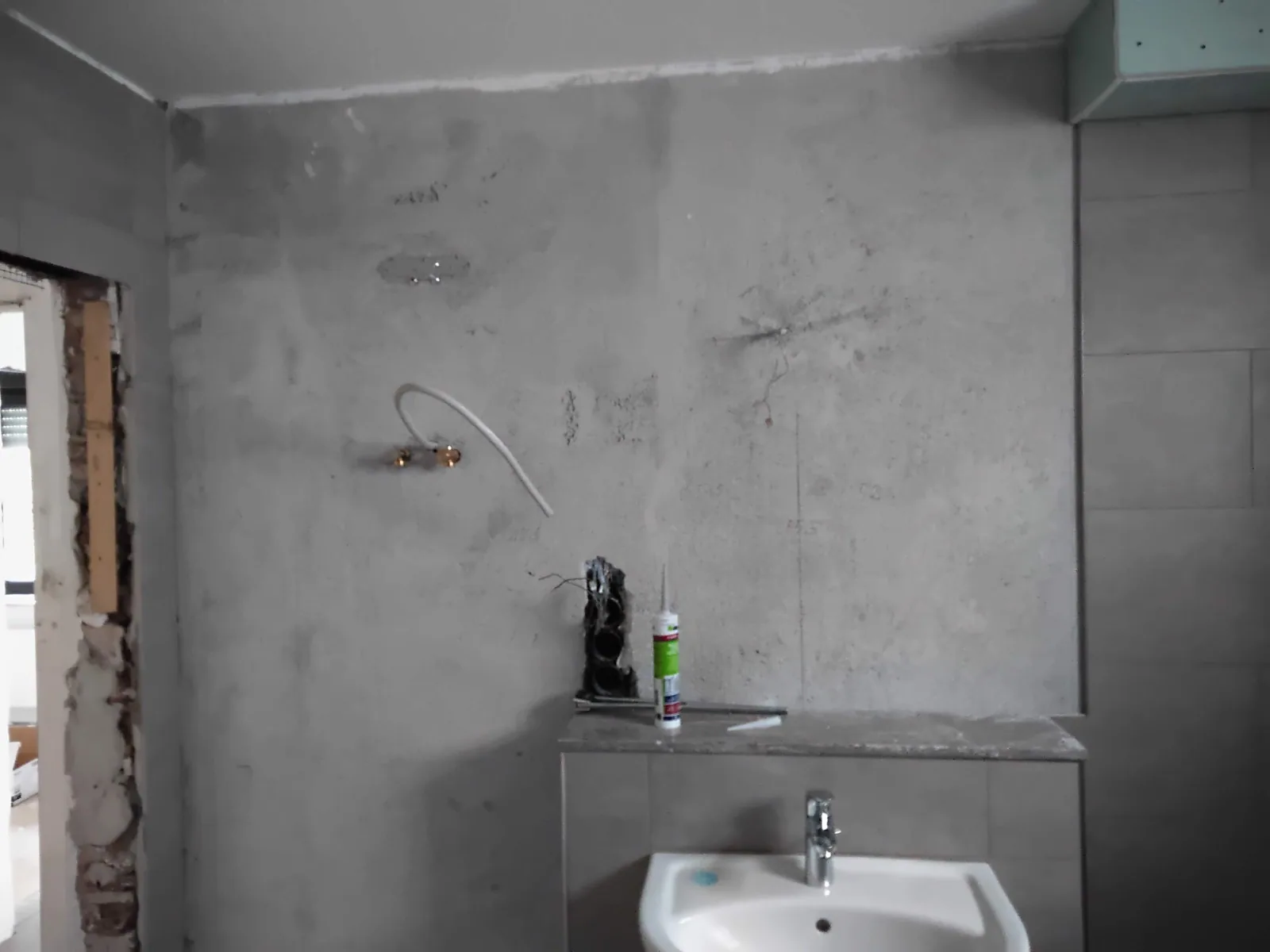 Geflieste Wand am Waschtisch während der Badezimmerarbeiten