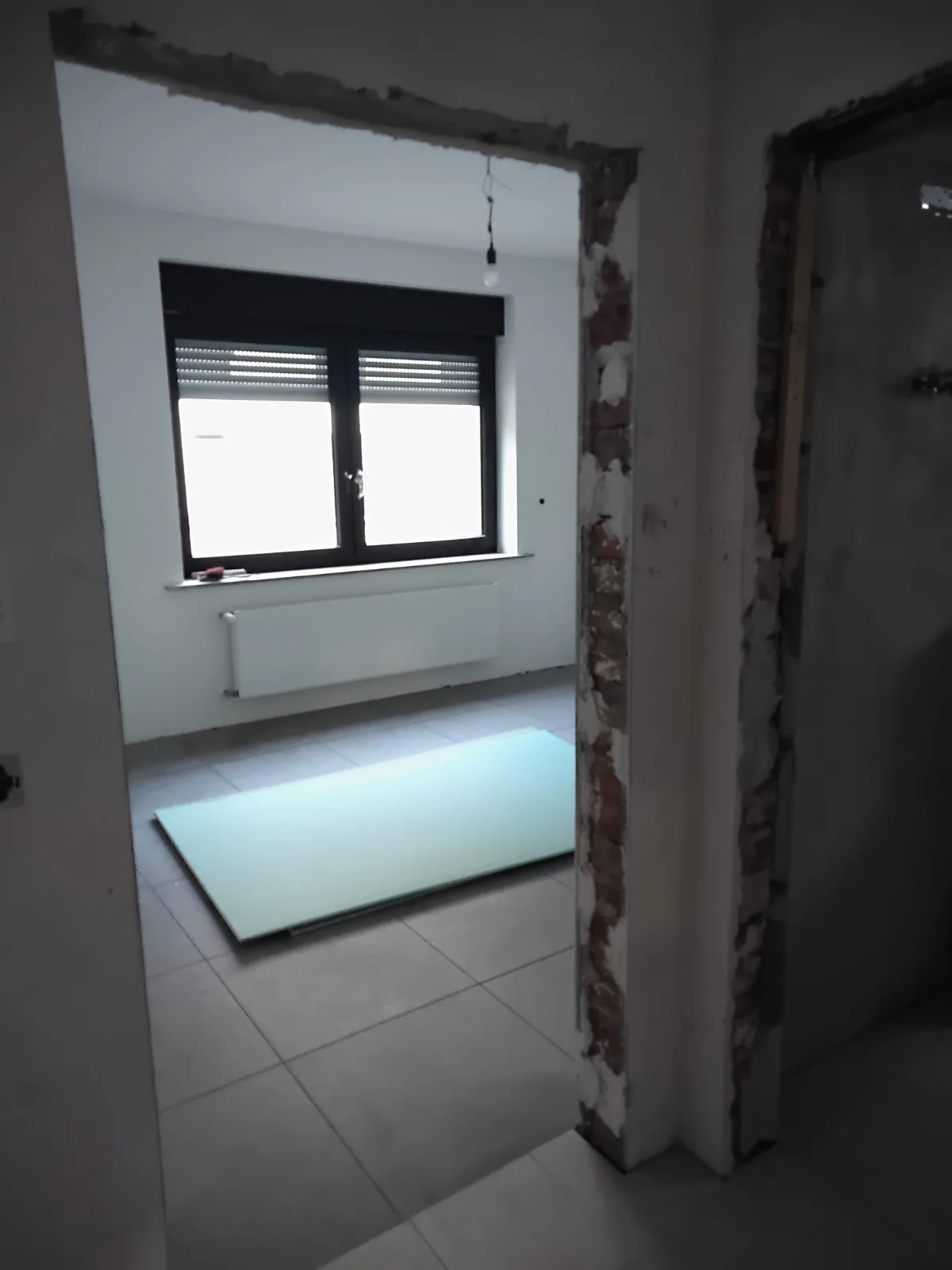 Vorbereitete Türöffnung mit Blick in ein Zimmer