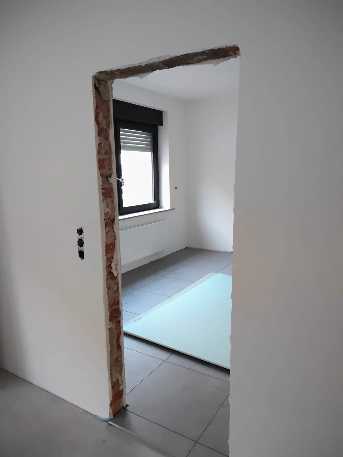 Türdurchgang mit freiliegendem Holzanschluss im Bestand