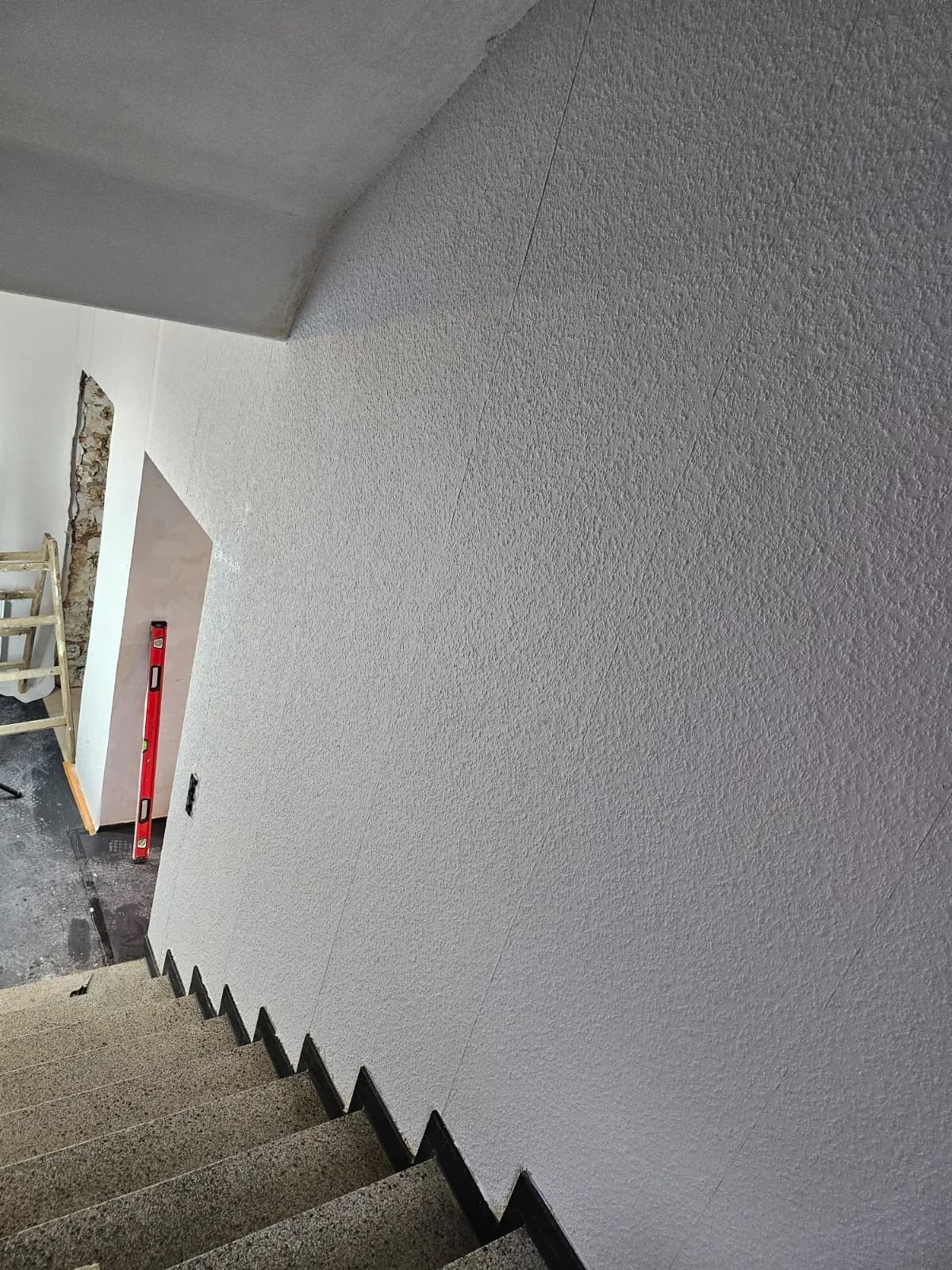 Tapezierte Wandfläche am Treppenabgang