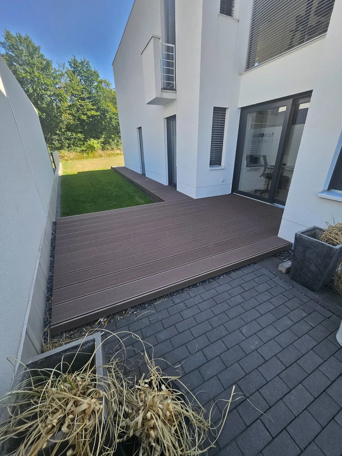 Blick über die WPC-Terrasse in den Garten